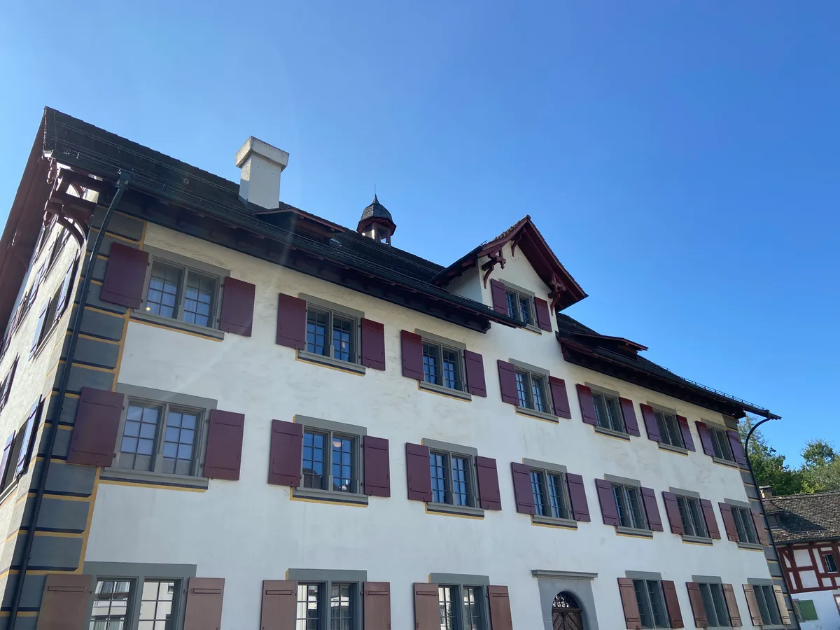 Das Klostergebäude zählt zu den ältesten und wichtigsten Bauten in Rüti. Ein ehemaliges Kloster.